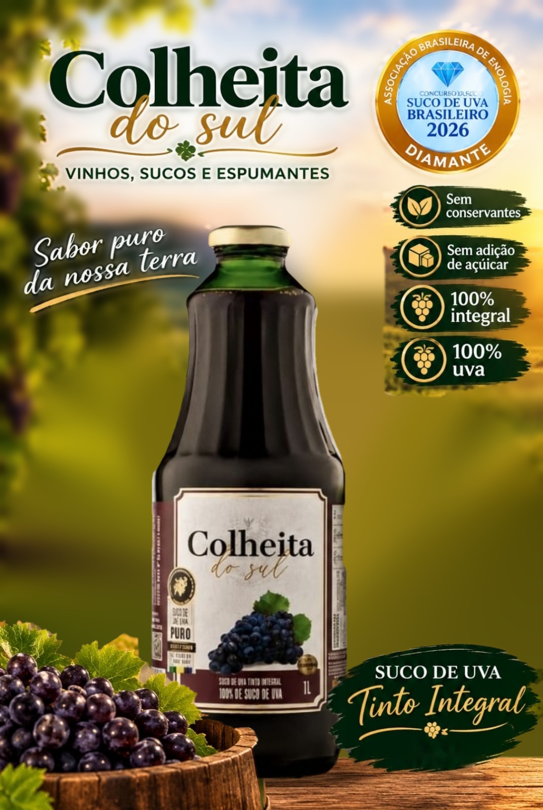 Garrafa de suco de uva tinto integral Colheita do Sul sobre uma mesa, com vinhedo ao fundo, medalha Diamante 2026 e os selos sem conservantes, sem adição de açúcar, 100% integral e 100% uva